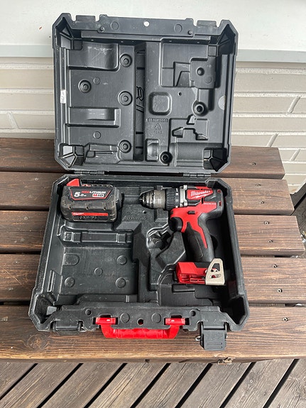 Milwaukee M18 CBLDD porakone akulla ja salkulla