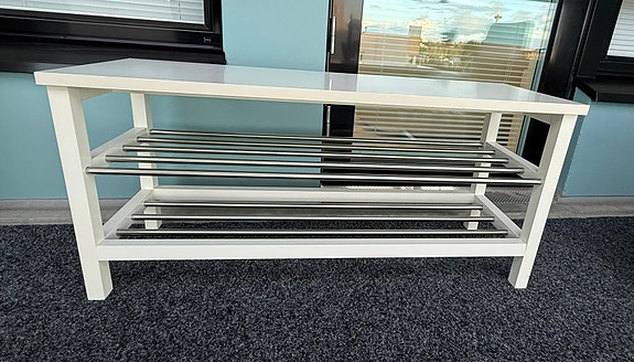 IKEA valkoinen kenkäteline / penkki metalliritilähyllyillä