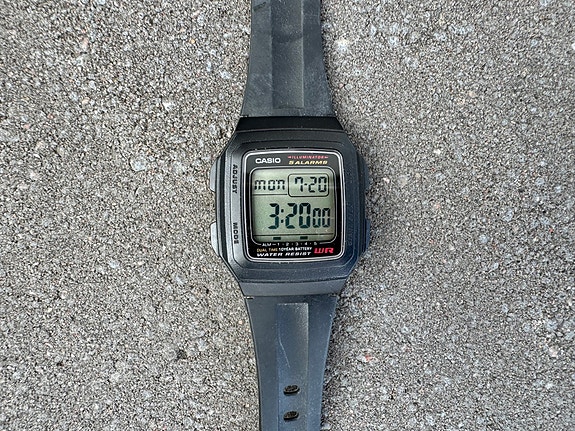Casio F-201WA digitaalikello – 10 vuoden paristo