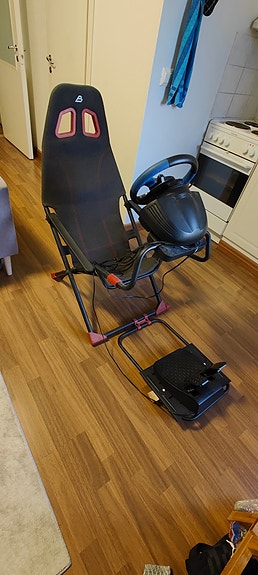Blackstorm ajotuoli + Thrustmaster t150 ratti ja polkimet + 3 ajopeliä