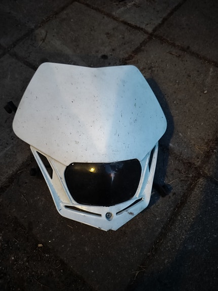 Valkoinen V-face
