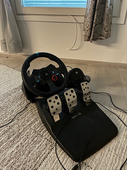 Logitech G29 rattiohjain ja polkimet