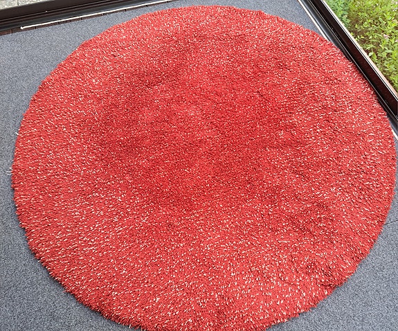 Pyöreä punainen nukkamatto
