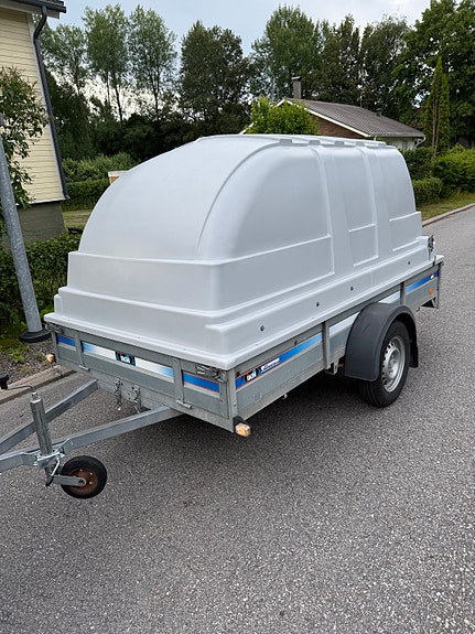 Peräkärry kuomulla