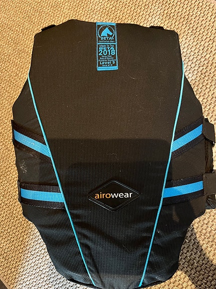 Airowear Outlyne Junior turvaliivi ratsastukseen koko Y3 Reg musta