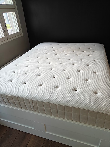 Myydään 160cm leveä sänky.