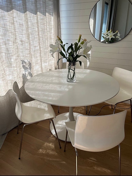 Upea valkoinen pyöreä ruokapöytä 120 cm + 4 tuolia