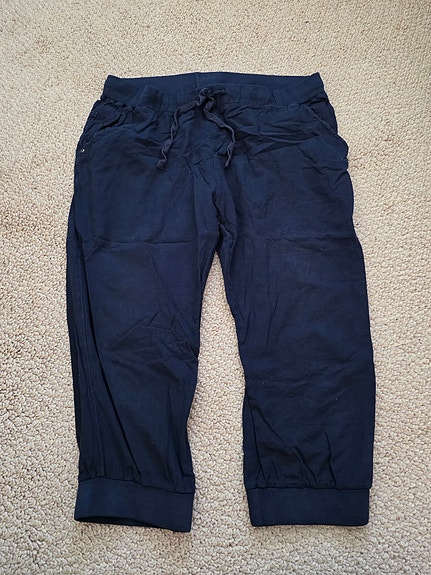 KAFFE tummansiniset capri shortsit koko 46