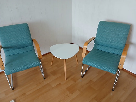 Pöytä ja tuolit