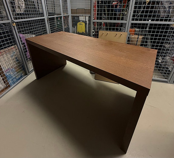 Ruskea Ikea Malm työpöytä