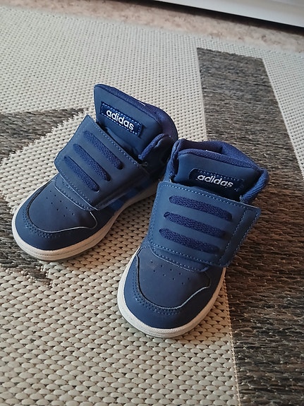 Adidaksen kengät 25