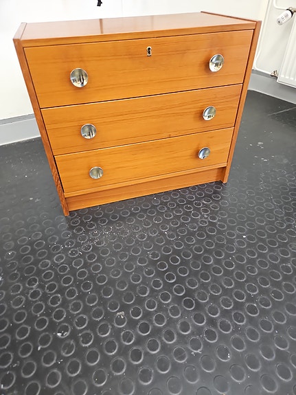 Teak-lipasto