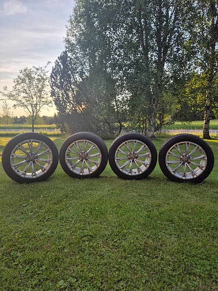 19 Audi alkuperäiset 9x19 Et33  255/45/19kesärenkailla
