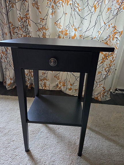 Hemnes yöpöytä musta