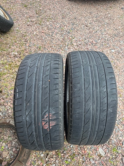 225/35 huonokuntoiset kesäkumit 2kpl