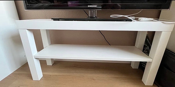 IKEAn valkoinen LACK tv-taso