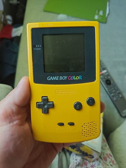 Nintendo Game Boy Color keltainen+Pokemon Silver ja Traiding Card Game