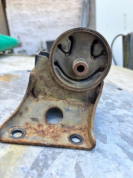 Nissan moottorin tukikumi / vaihteiston tuki (OEM 11221-5M500)