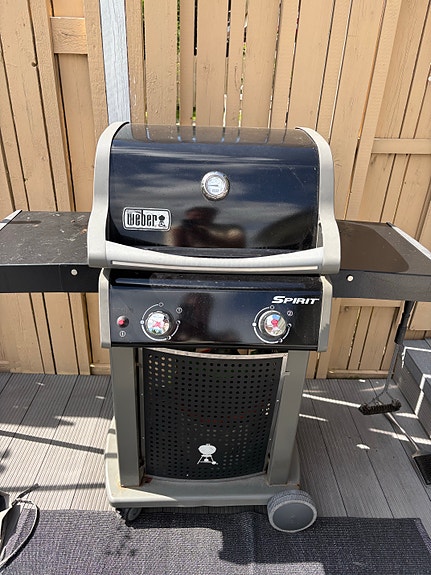 Weber Spirit kaasugrilli musta