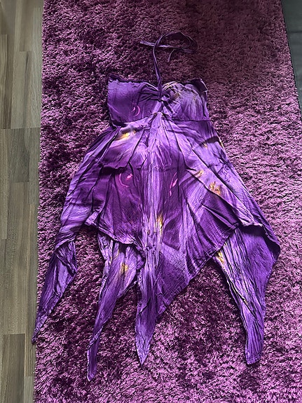 Lila mekko joustavaa materiaalia, koko noin S