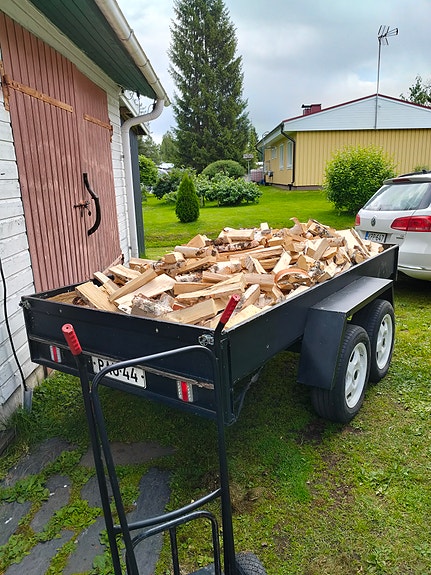 Kärrylinen kuivaa koivu klapia