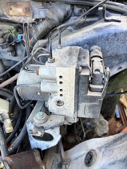 ABS-pumppu / ABS-yksikkö – Audi A4 B5 (1995)