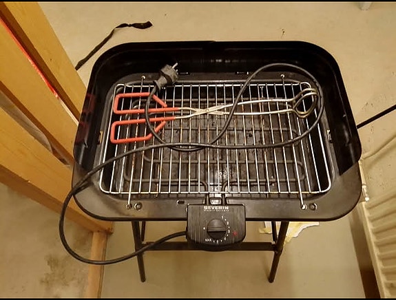 myydään sähkö grilli plus pihdit