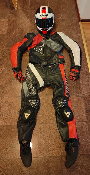 Dainese nahkainen ajopuku koko 52 musta/punainen