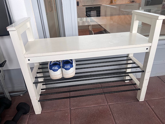 IKEA kenkäteline penkillä