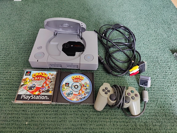 Sony PlayStation konsoli + Crash Bandicoot -peli