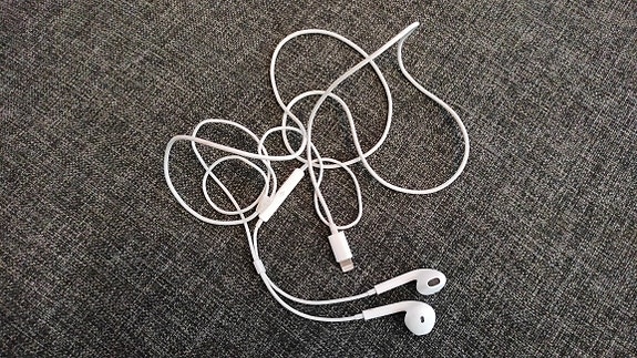 Apple EarPods nappikuulokkeet Lightning-liittimellä
