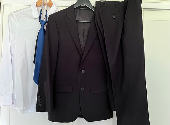 Musta puku B46 ja valk. kauluspaita 170cm sekä solmiot