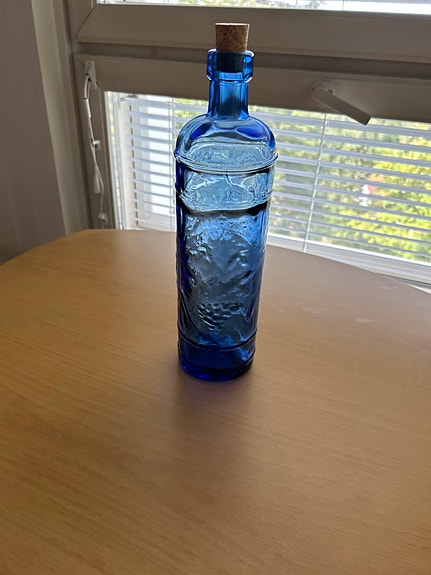 Sininen koristeellinen lasipullo