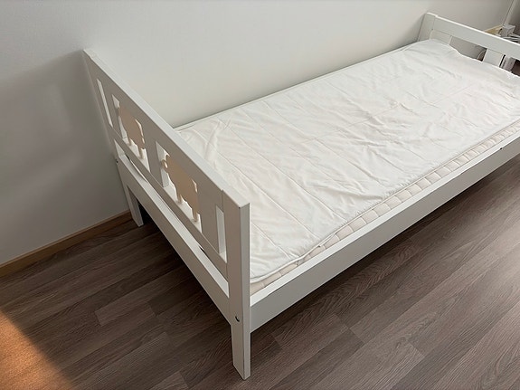 IKEA lasten sänky valkoinen