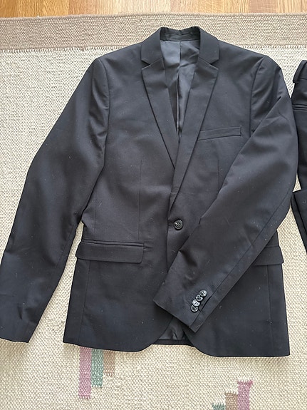 Jack&Jones poikien puku koko 170 musta.