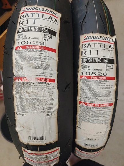 Bridgestone Battlax Racing R11 moottoripyörän renkaat 110/70R17 ja 140/70R17