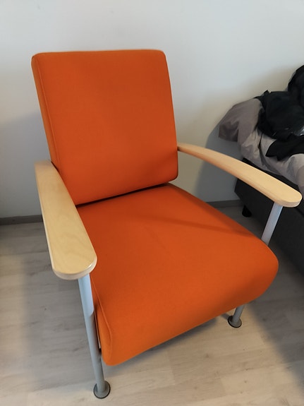 2kpl Iskun nojatuoleja
