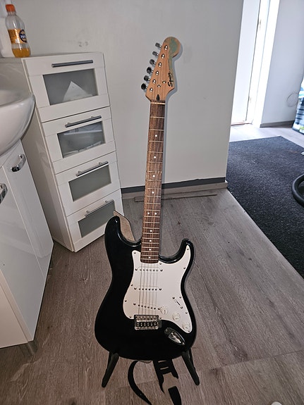Squier Bullet Strat sähkokitara musta