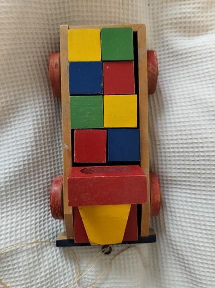 vintage-Puinen palikkavetolelu kuorma-auto 1970-luvulta
