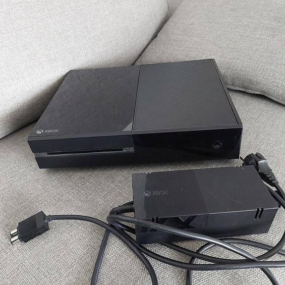 Xbox One konsoli ja ohjain sekä 2 peliä