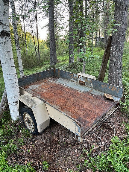 Peräkärry yksakselinen metallilavalla omavalmiste
