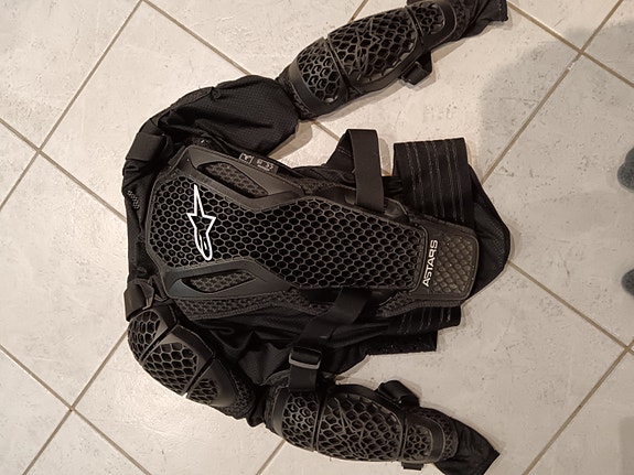 Alpinestars Bionic Action V2 suojatakki M musta, hyväkuntoinen.