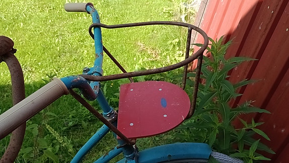 Lasten istuin vanhaan polkupyörään