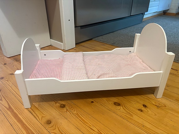 Nuken sänky valkoinen