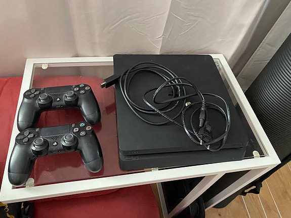 Sony PlayStation 4 pelikonsoli
