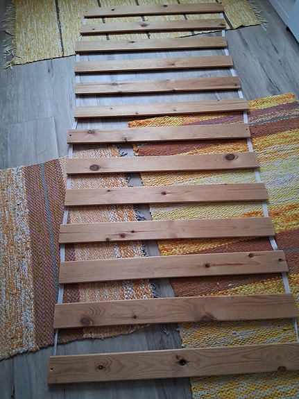 Tukeva sängyn puinen sälepohja