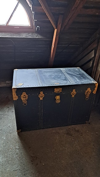 Vanha matka-arkku metallivahvikkeilla