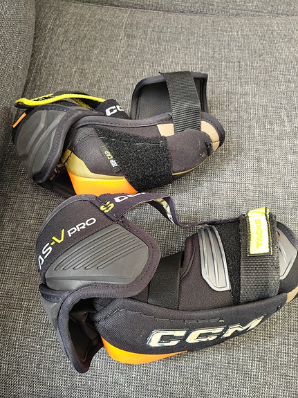 CCM Tacks AS-V Pro jääkiekkokyynärsuojat JR L