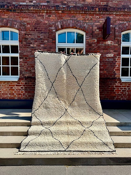 Marokkolainen mustavalkoinen matto 330x205cm