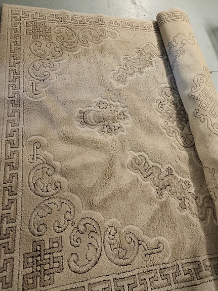beige kuviollinen matto